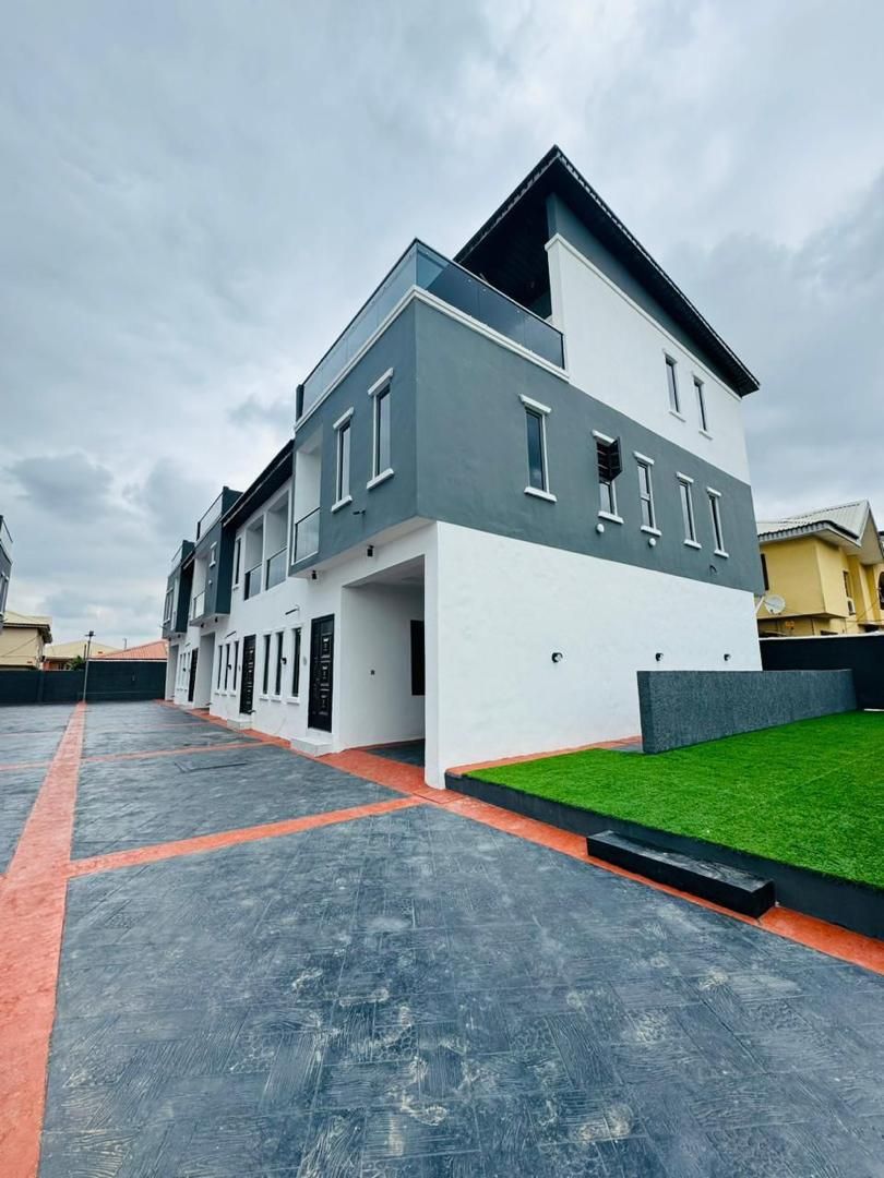 Luxurious 4 Bedroom Terraced Duplex, Magodo, Lagos